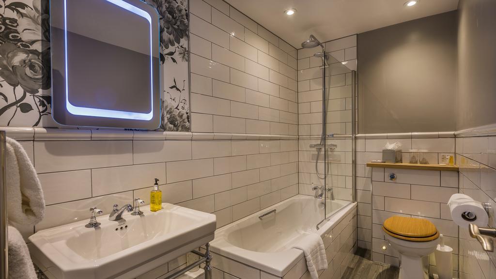 The Three Swans Hotel, Hungerford, Berkshire الغرفة الصورة
